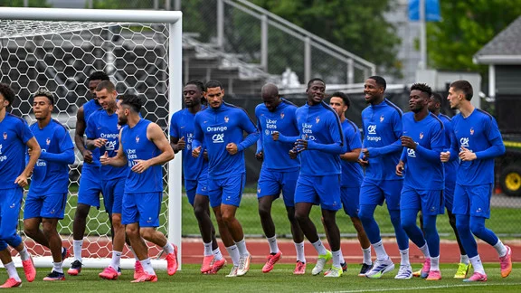 Lucas Digne en discussion avec d'autres joueurs de l'équipe de France