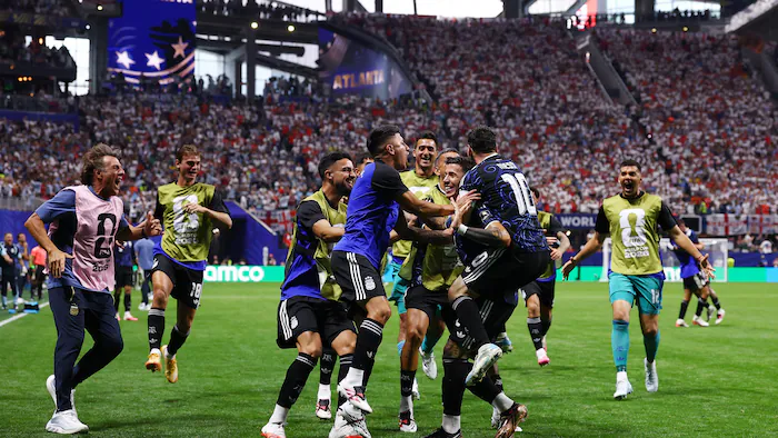 Célébration collective des joueurs argentins après un but marqué.