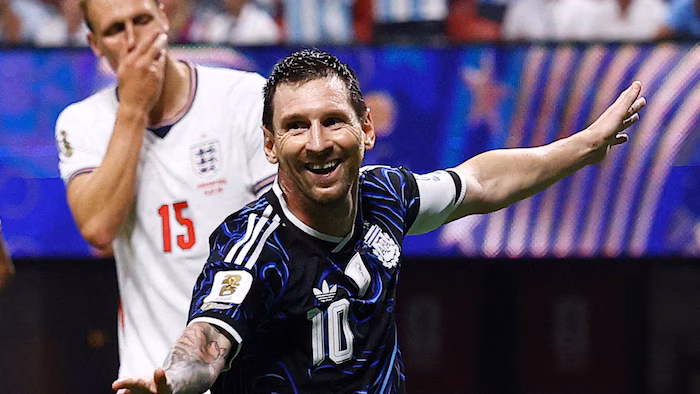 Lionel Messi, sourire aux lèvres, devant un adversaire marqué par la défaite.