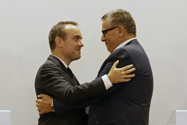 Sébastien Lecornu et Aziz Akhannouch échangent une poignée de main lors de leur rencontre à Rabat