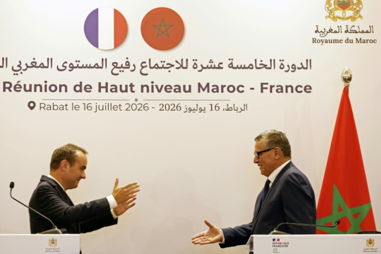 Le Premier ministre français Sébastien Lecornu et son homologue marocain Aziz Akhannouch lors d'une conférence de presse à Rabat