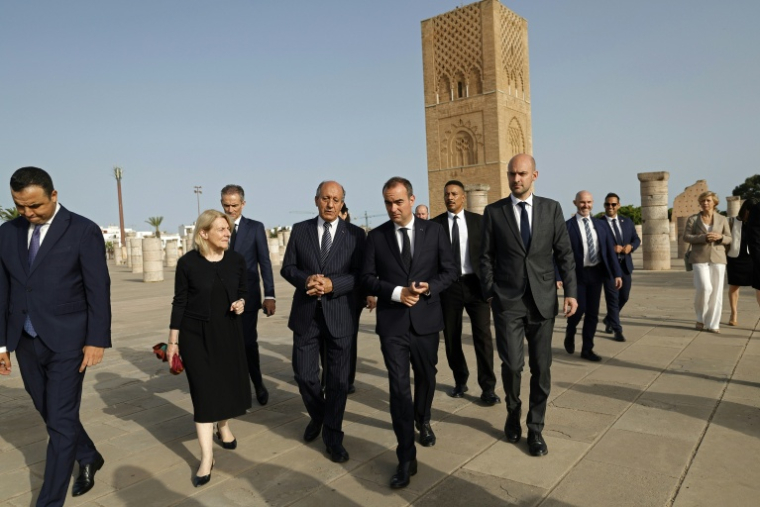 Sébastien Lecornu et sa délégation lors d'une cérémonie au Mausolée royal de Rabat