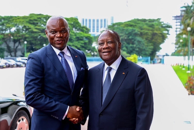 Le président gabonais Brice Clotaire Oligui Nguema et son homologue ivoirien Alassane Ouattara lors d'une rencontre diplomatique