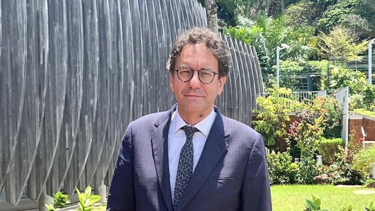 ambassadeur Fabrice Mauriès en discussion