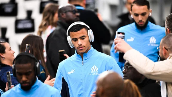 Mason Greenwood avec le maillot de l'OM lors d'une séance d'entraînement
