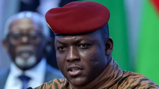 Portrait d'Ibrahim Traoré en tenue militaire beige avec béret rouge