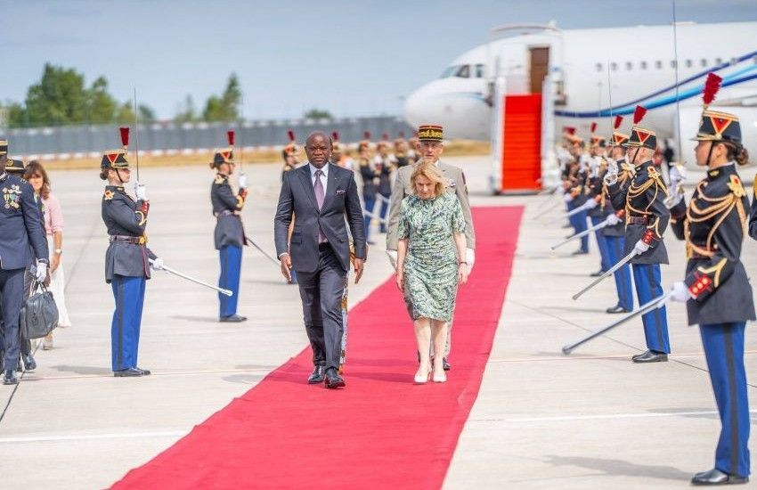 Président gabonais et ministre française de la culture en discussion