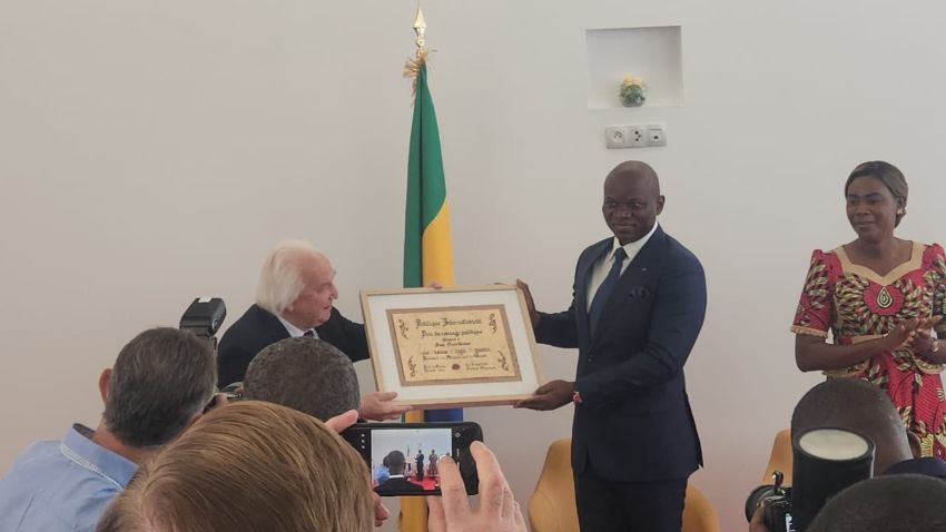 Le président Brice Clotaire Oligui Nguema lors de la remise du Prix du Courage Politique