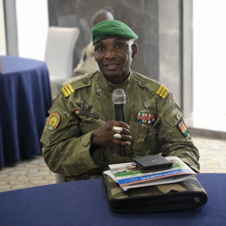 Le capitaine Boureima Dobi, préfet de Torodi, présente les efforts de réinsertion des déplacés