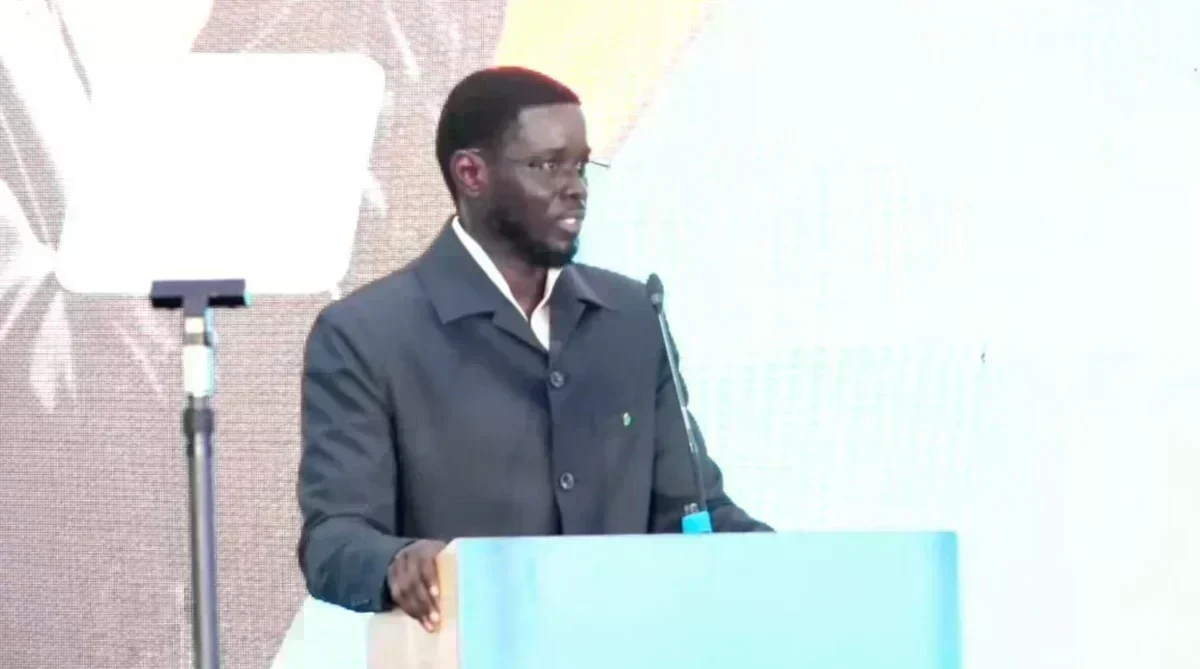 Discours du président Bassirou Diomaye Faye Le président Bassirou Diomaye Faye lors d'un discours politique au King Fahd Palace