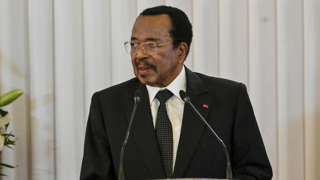 Le président camerounais Paul Biya s'exprime lors d'un discours à Yaoundé en présence du pape Léon XIV