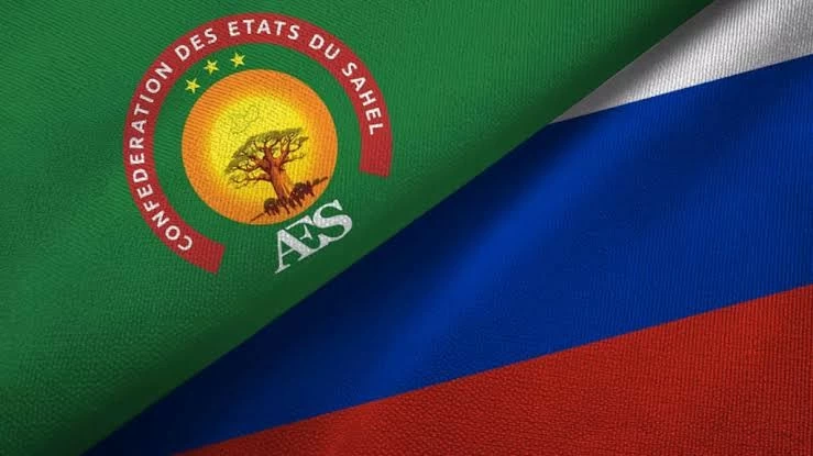 coopération militaire Russie-AES drapeau russe et soldats africains symbolisant l'alliance militaire