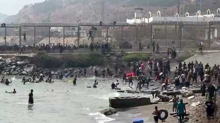 Des migrants en train de traverser à la nage entre le Maroc et l'enclave espagnole de Ceuta