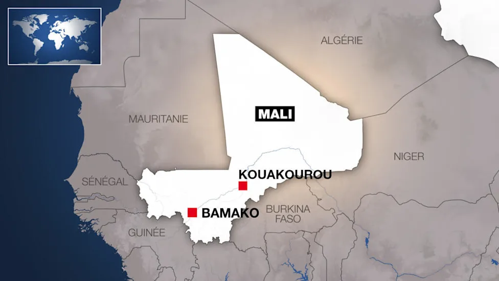 Famille déplacée du Mali dans un camp de fortune