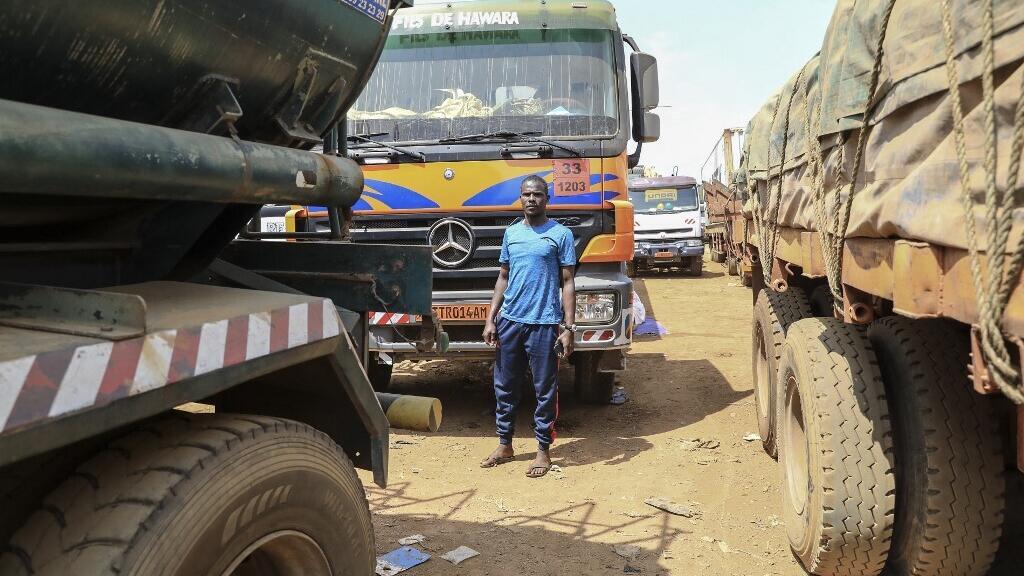 Des camions en attente sur la route principale reliant Bangui en Centrafrique à Douala, au Cameroun.