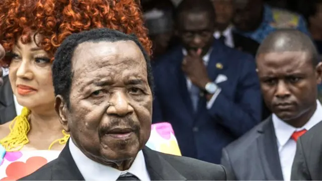 Paul Biya entouré de responsables camerounais et de son épouse Chantal Biya lors d'une apparition publique en avril 2026