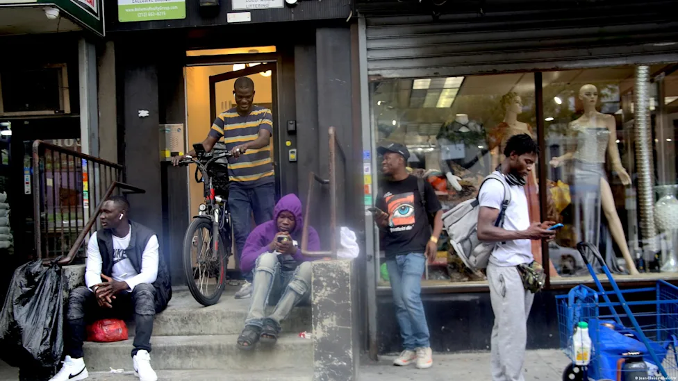 Portrait de migrants africains dans une salle d'audience