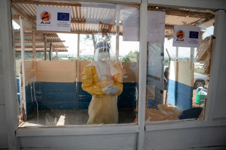Soignants en combinaison de protection lors d'une épidémie d'Ebola en RDC