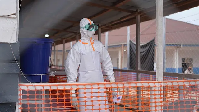 Soignants en discussion au Centre médical évangélique de Bunia pendant l'épidémie d'Ebola en juillet