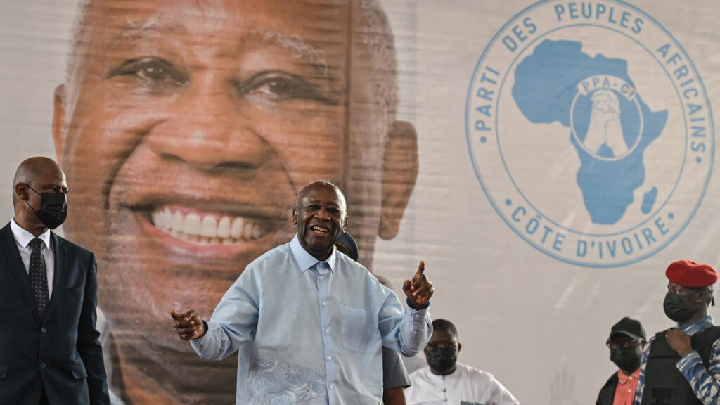 L'ancien président ivoirien Laurent Gbagbo, au centre, lors de la clôture du premier congrès de son parti, le PPA-CI, à Abidjan en mai 2026.