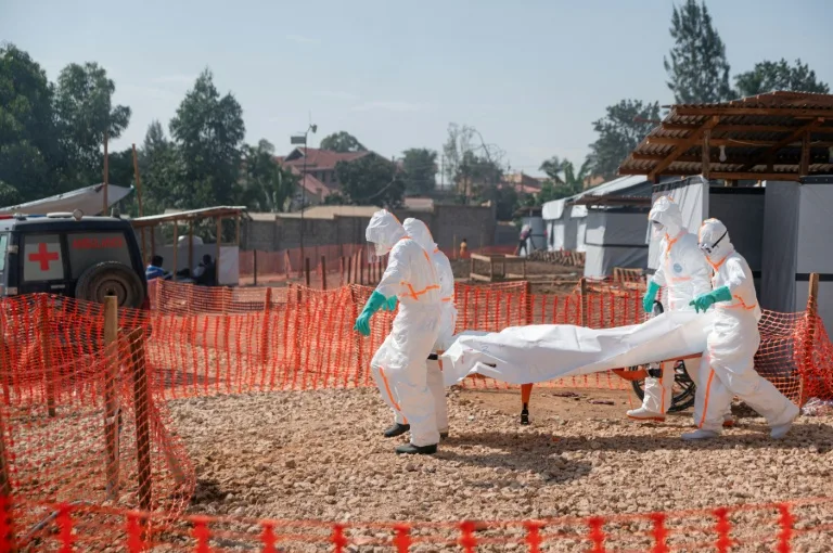Médecin en tenue de protection contre Ebola en RDC