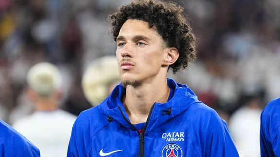 Maghnes Akliouche avec le maillot du PSG lors de sa première titularisation