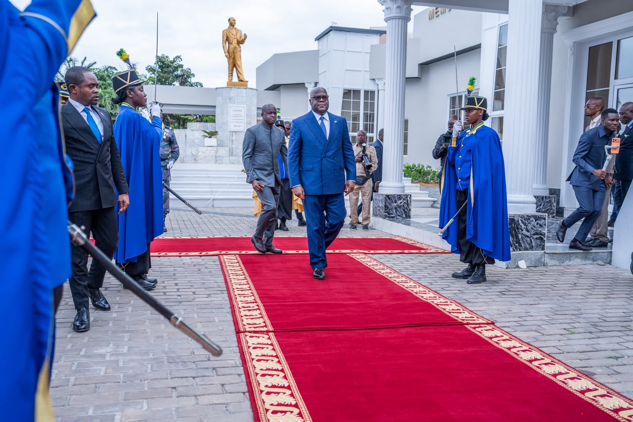 Félix-Antoine Tshisekedi et Brice Clotaire Oligui Nguema à leur arrivée à l’aéroport international de Libreville
