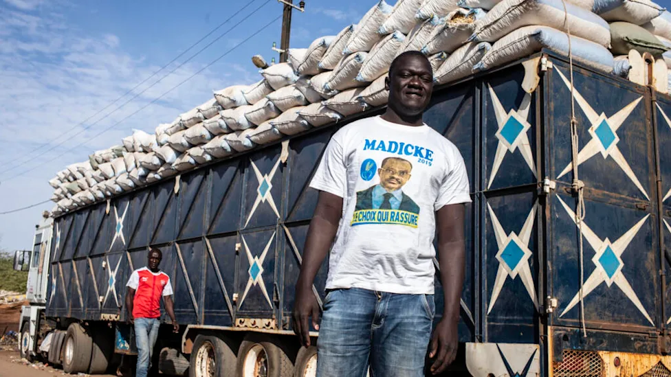File de camions à la frontière entre le Sénégal et le Mali près de Dakar