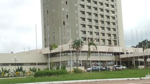 Scène illustrant les dynamiques énergétiques en Côte d'Ivoire