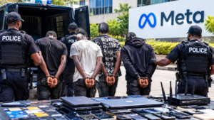 Comment les réseaux d&rsquo;escroquerie en afrique de l&rsquo;ouest exploitent-ils les plateformes sociales ?