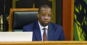 Sous les projecteurs de l&rsquo;assemblée : comment Ousmane Sonko redéfinit les règles de la reddition des comptes au Sénégal