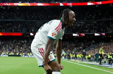 Joueurs du real madrid célébrant une victoire en ligue des champions