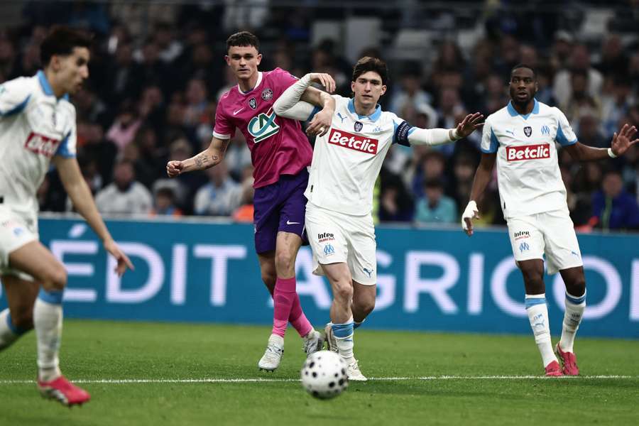 Rasmus Nicolaisen en action lors d'un duel avec Leonardo Balerdi lors d'un match entre Marseille et Toulouse
